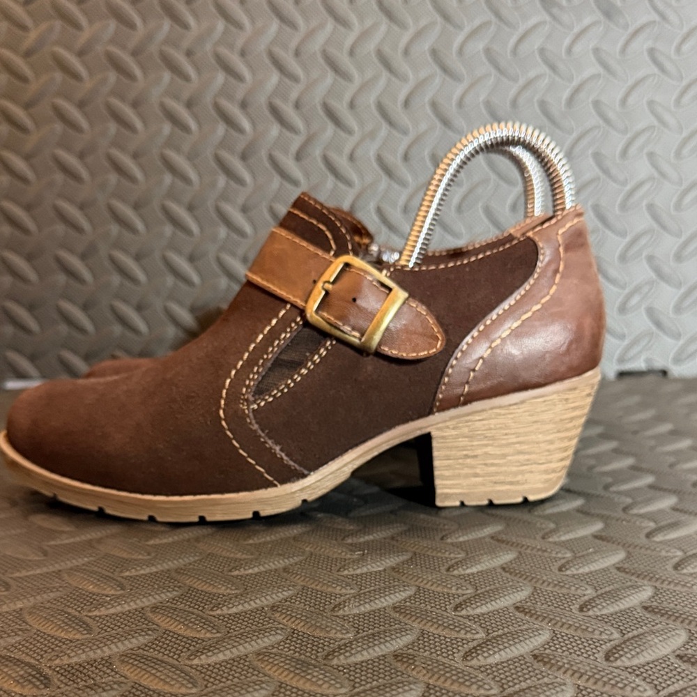 Earth Origins Oakland Addie Booties Brown Suede
Size 7